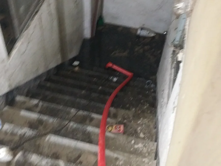 문산읍 인근 상담 참고용 반지하 계단에 고인 역류수